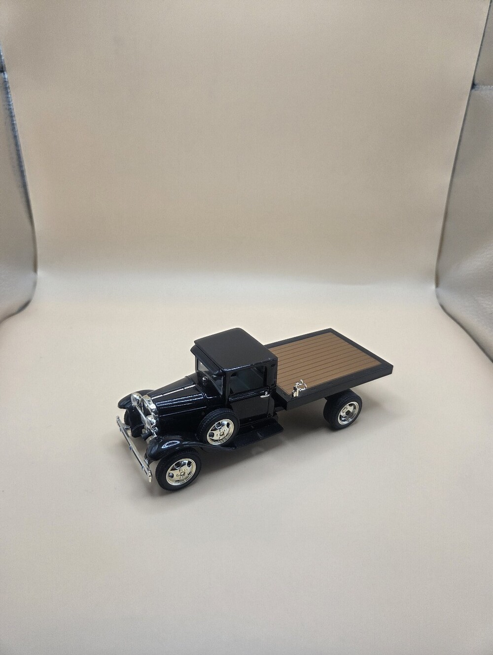 1929 Ford Fatbed Truck - Black Die Cast 1:32